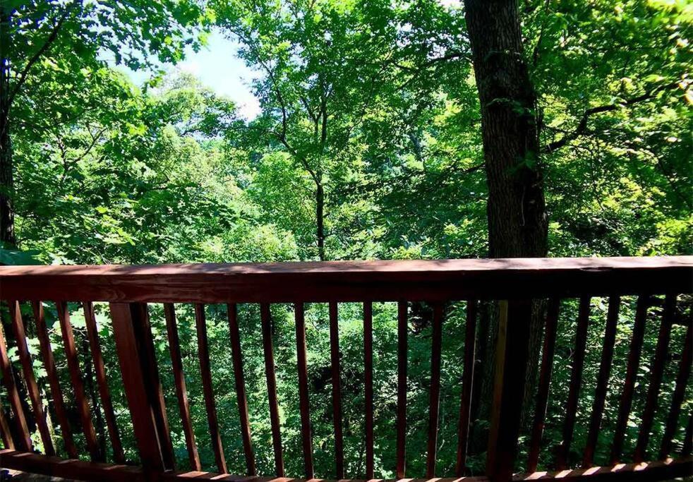 Chateau Treehouse #11 @ Oak Crest Cottages And Treehouses يوريكا سبرينغز المظهر الخارجي الصورة